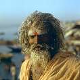 Sadhu (wandernder Heiliger) am Ufer des Ganges in Varanasi (Benares) [00198-I-08]