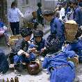 Markt mit Miao-Frauen in Tracht, Hunan (China) [00229-Y-13]
