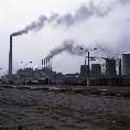 Kohle-Grokraftwerk mit Rauchfahnen, Changchun (China) [00265-M-02]