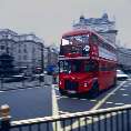 Traditioneller Doppeldeckerbus am Piccadilly Circus, London [00271-G-05]