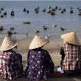 Frauen mit traditionellen Hten warten auf die Fischerboote, Mui Ne [22953-K-60]
